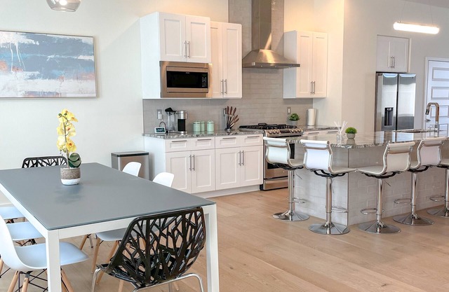 Modern & Luxurious. 4BR. Sleep 12. Minutes to downtown