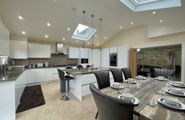 Modern Luxurious Holiday House Near Airport with FREE Parking | Contractor