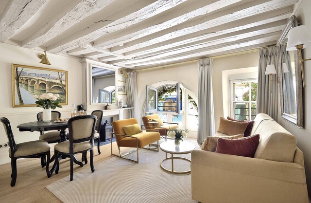 Modern & Luxurious Split-Level on Ile de la Cite, Perfect for 4!
