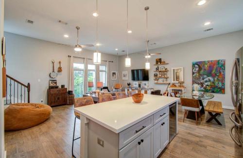 Modern Luxury 3-BD Mins to DT w Rooftop