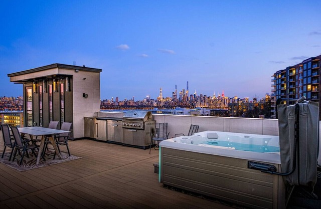 Modern Luxury: 4BR Townhome + Den + NYC Views