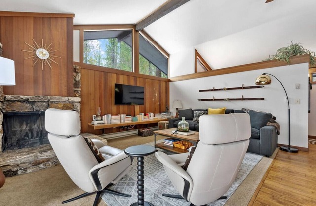 Modern Luxury Golf Cabin, Pets, A/C, couples