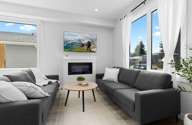 Modern Luxury Home - King Bed Arcade WEM A/C