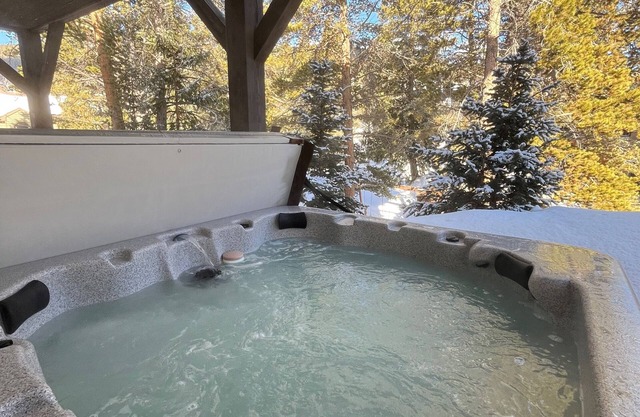 Modern luxury mountain chalet, 5 mins from downtown Breckenridge