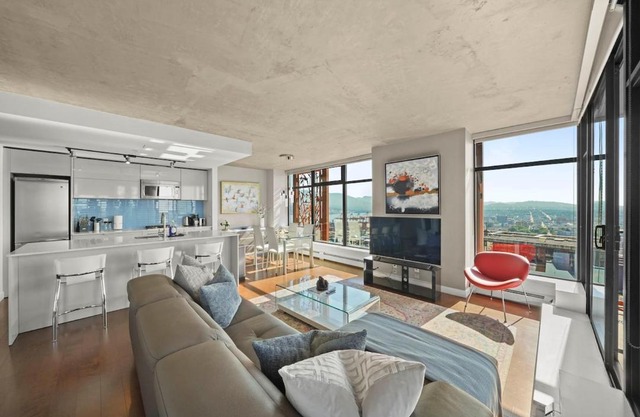 Modern Luxury Retreat in Vibrant Gastown with Parking