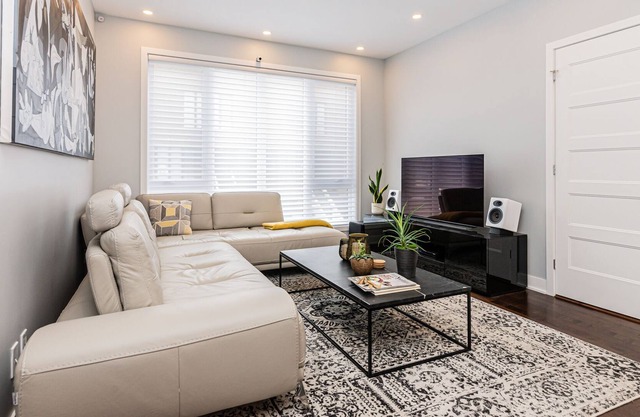 Modern Luxury Townhouse 3 Beds + Office & Garage