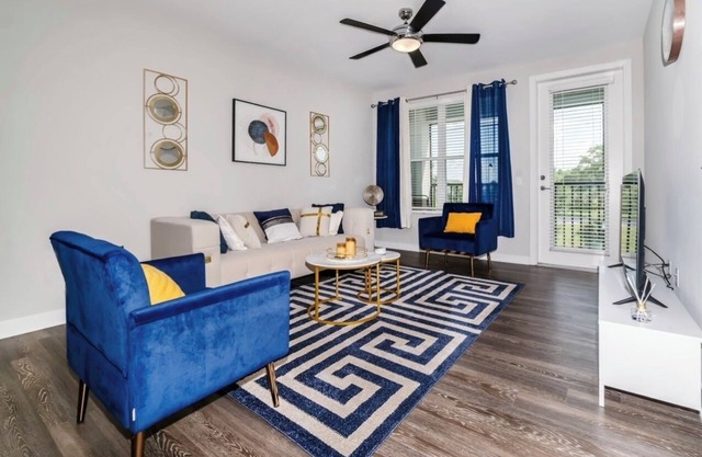 Modern LuXuRy Unit in beautiful Down Town Winter Garden with WIFI, Cable & POOL