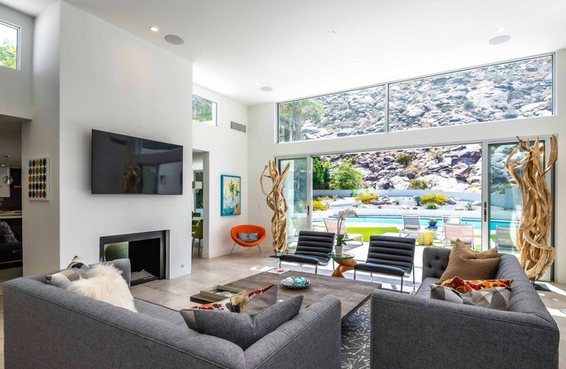 Modern Luxury Villa - Walk Downtown