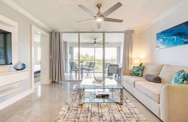 Modern Luxury, Waterfall, Pool, 1/2 mile to Beach