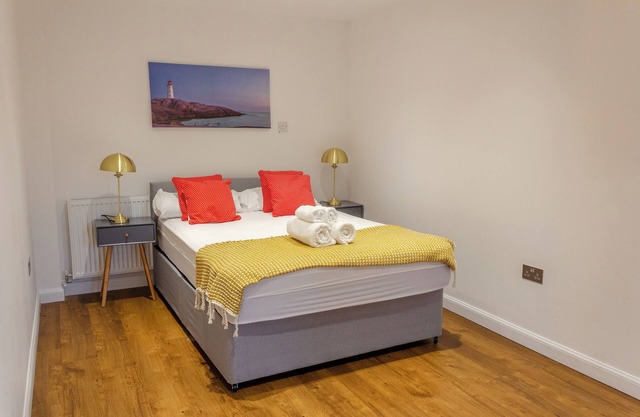 Modern Main Door Flat Edinburgh City Center