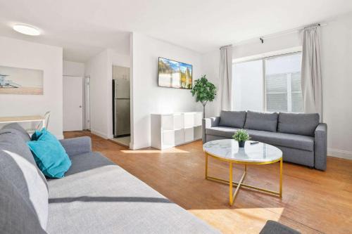 Modern Miami Beach Apt King & Sofa Bed Comfort