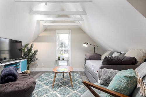 Modern Mid-Century Downtown AC Walkable