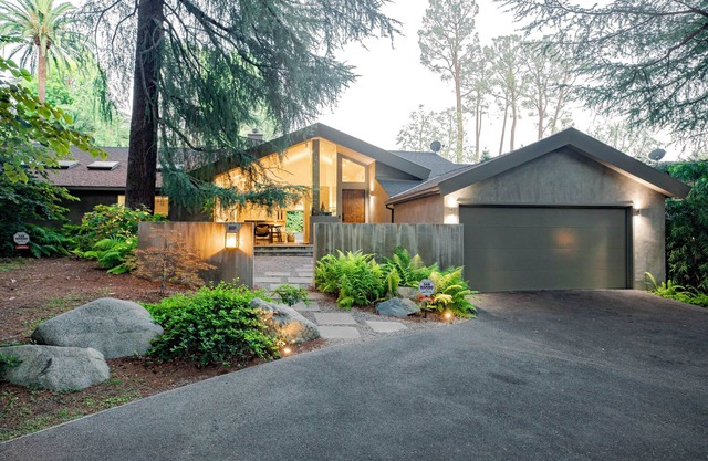 Modern MidCentury Oasis in La Cañada Flintridge with Pool/HotTub, AC, WiFi, more