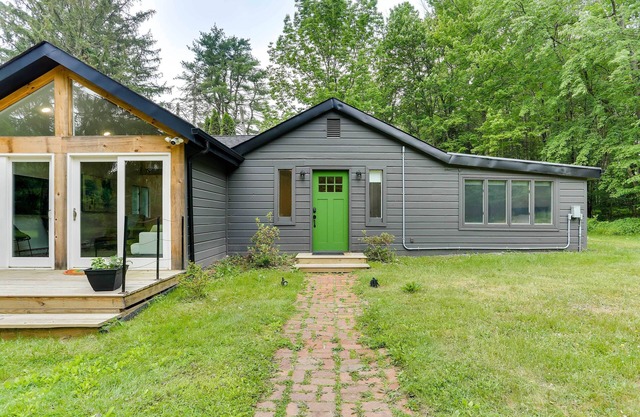 Modern Monticello Home w/Hot Tub + Pond