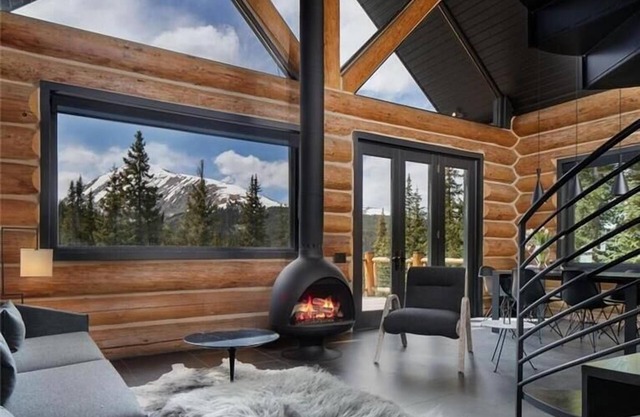 Modern Mountain Cabin Getaway with Spectacular Views!