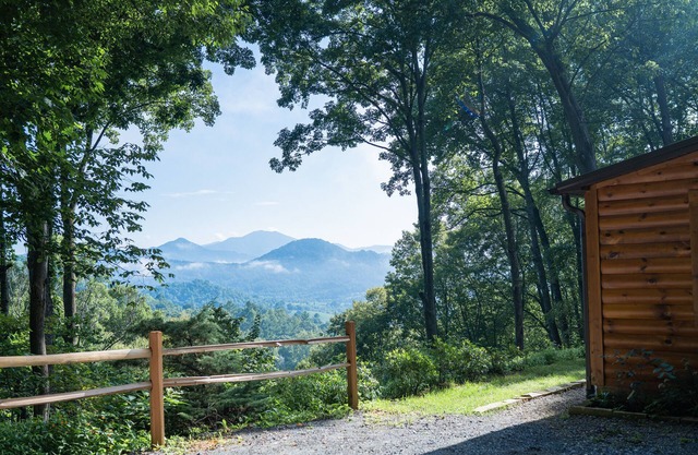 Modern Mountain Cabin: Spectacular Views @3100 ft.