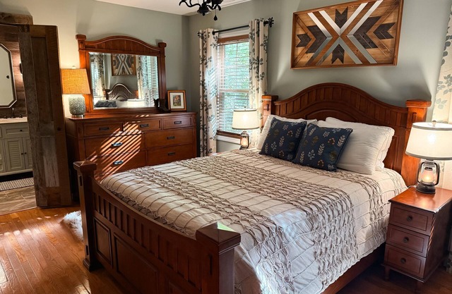 Modern Mountain Cabin Near Blowing Rock - Hot Tub, Fire Pit & Trail to Waterfall