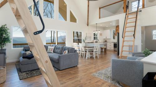 Modern Mountain House with Amazing Views and Hot Tub