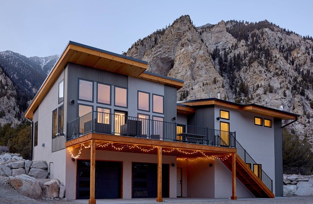 Modern Mountain RetreatnnSTR License # 006798n