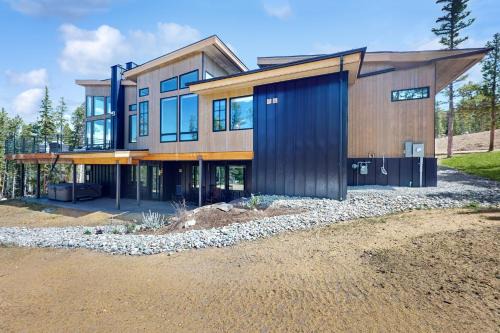 Modern Mountain Sanctuary