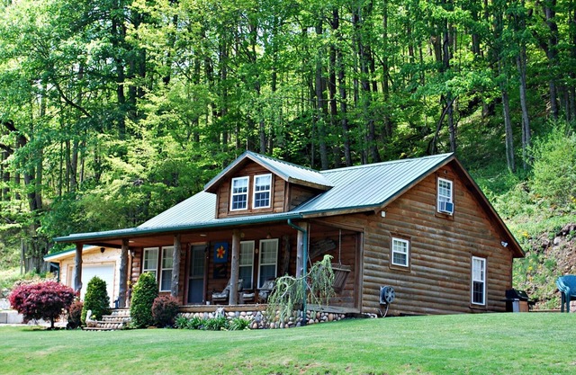 Modern Nest-Quaint Riverfront cabin with fire pit, WIFI
