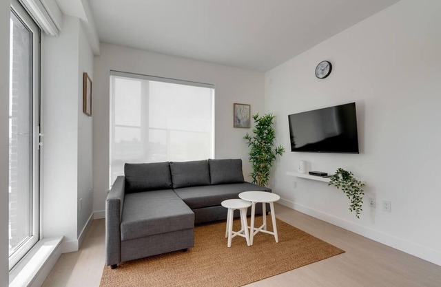🌇Modern New Apt 🌉Marpole✈️ Parking🚘 AC❄ Parks🏞