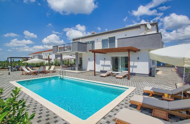 Modern new villa with pool near Zadar