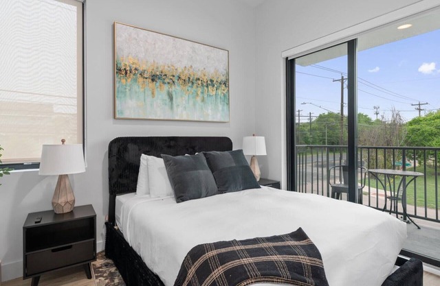 Modern & Newly Renovated 1BR Flat West Congress