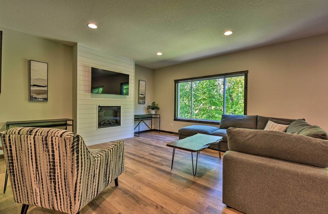 Modern Nisswa Escape w/Deck: Walk to Gull Lake!