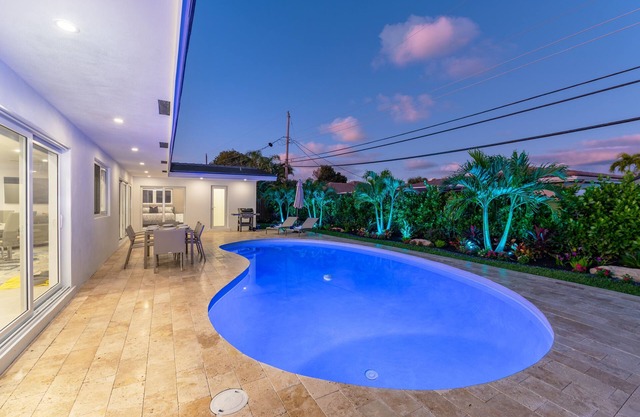 Modern Oasis, Heated Pool, Short Drive to Beach