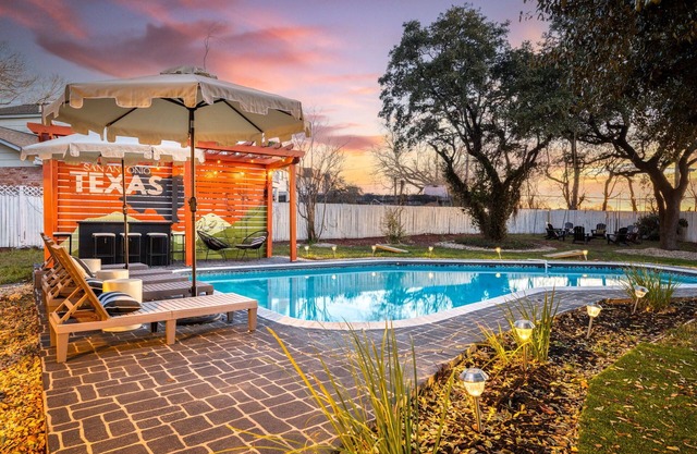 Modern Oasis! Pool, Mini-Golf, Game Room, Theatre!