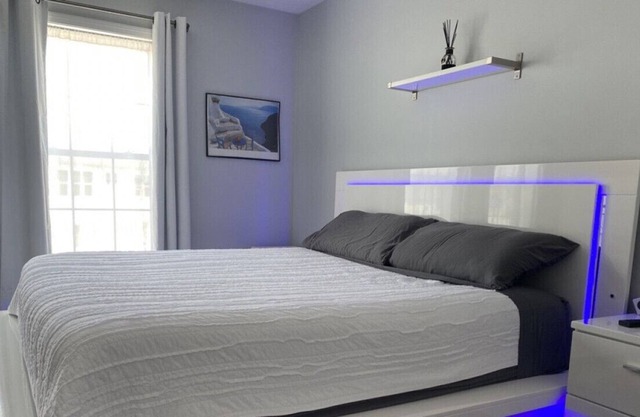 Modern Oasis Townhouse King Bed, Near Boston Attractions