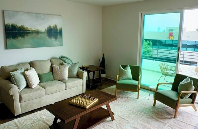 Modern Oasis with Balcony Views, 3 Bedrooms, Close to Beach, SeaWorld, Downtown