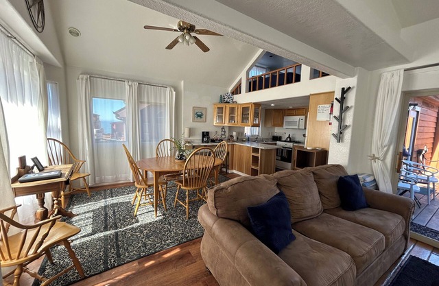 Modern Ocean Cabin 27 Stylish Kitchen & Jacuzzi & Private Beach (Private Beach Owned by White Rock Resort)