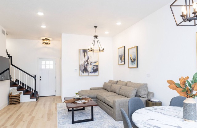 Modern open floor plan. Pet friendly! Grill for 2024 season