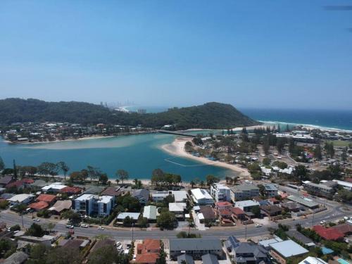Modern Palm Beach getaway to suit whole family