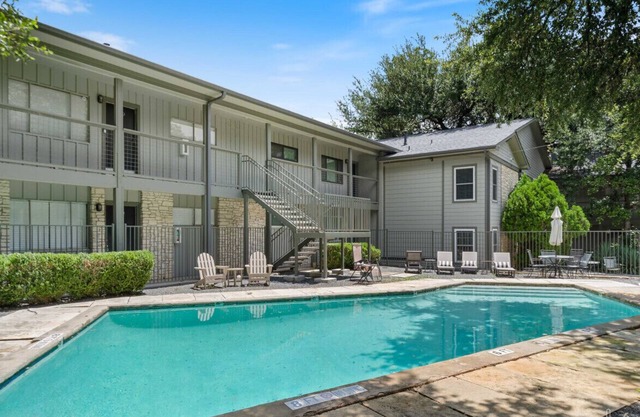 Modern Pet Friendly Condo w/Pool, Gym, Walk to SoCo, Lake & Downtown Austin