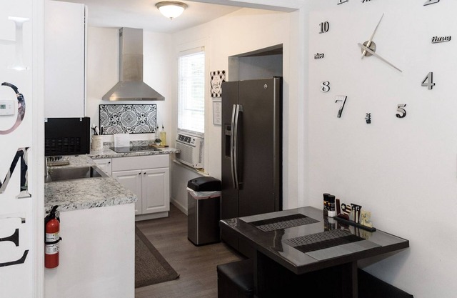 Modern Private Bedroom No4 wifi kitchen