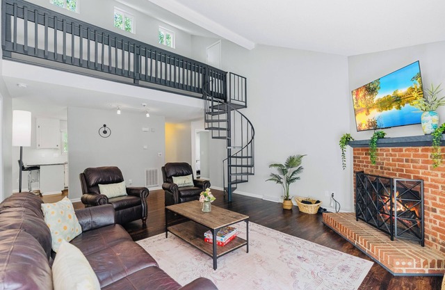 Modern Private Ranch Very Fast WiFi Vast Fenced Yard+Deck+Fire Pit!