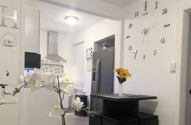 Modern Private room "1"Bed + Kitchen with Bus Stop to NYC