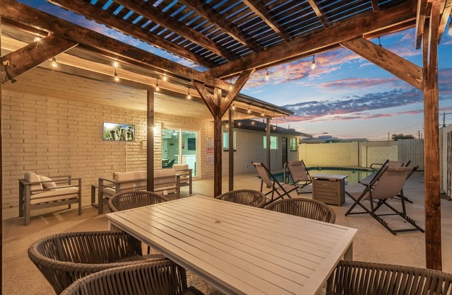 Modern-PrivatePool+PerfectLocation+FUN+Fall+Spring