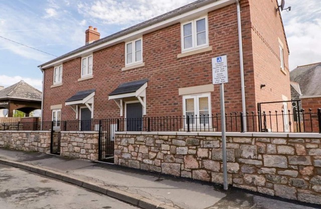 Modern Property in Town Centre Location With Parking