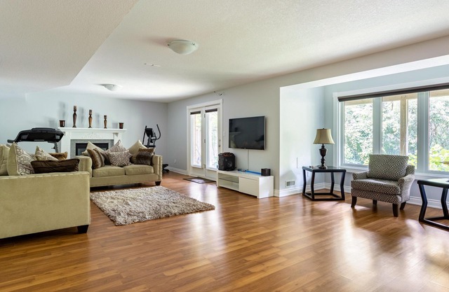 MODERN & QUIET 4-BEDROOM HOME WITH A PATIO/WALKOUT-5min drive to Masonville Mall