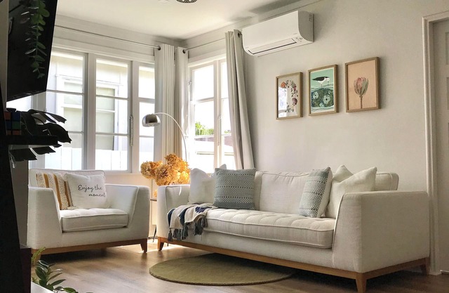 Modern, recently renovated private house with parking in Auckland