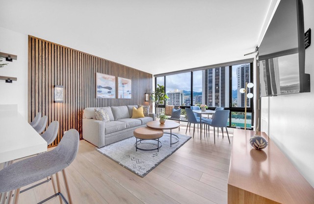 Modern Renovated Condo - 1 block to beach, free parking!