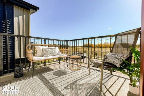 Modern Retreat - 3 King Beds - Garage - WiFi - Sleeps 10