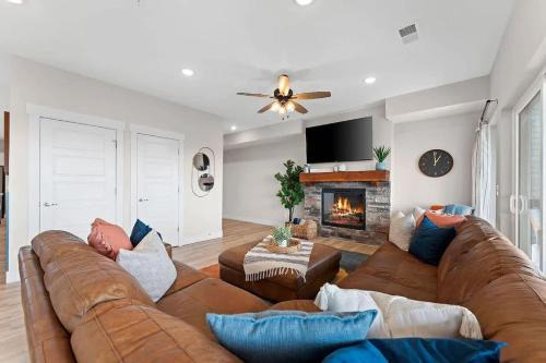 Modern Retreat wHot Tub Arcade & Stunning Views