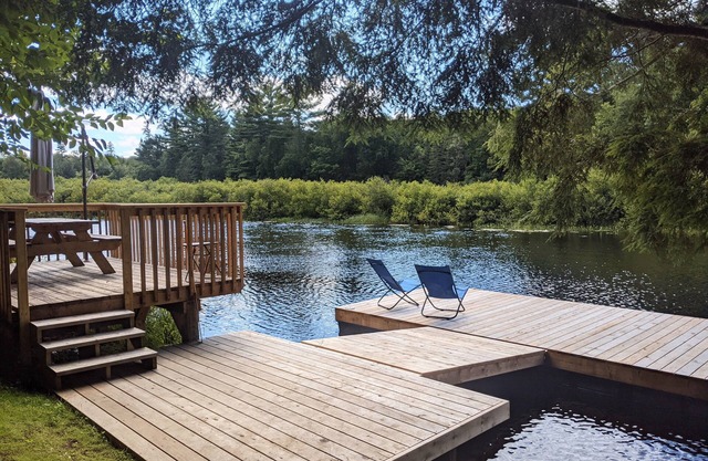 Modern Riverside Cottage on the edge of Algonquin Park