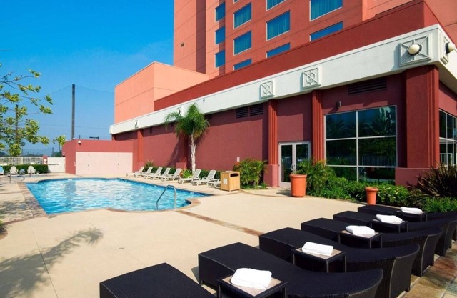 Modern Room in Embassy Suites Anaheim South – Comfort & Convenience Near Disney