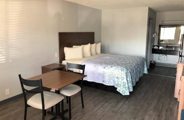 Modern Room Near Downtown – Perfect for Extended or Short City Stays